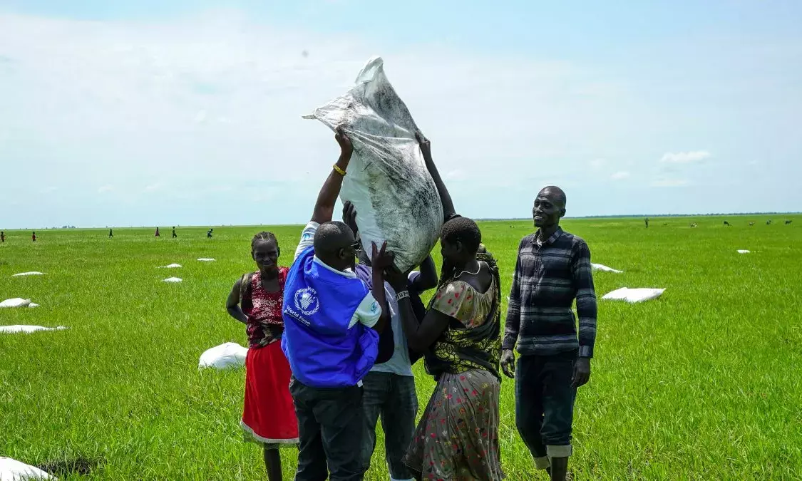 South Sudan. Airdrops in Nyueny, Upper Nile स्टेट