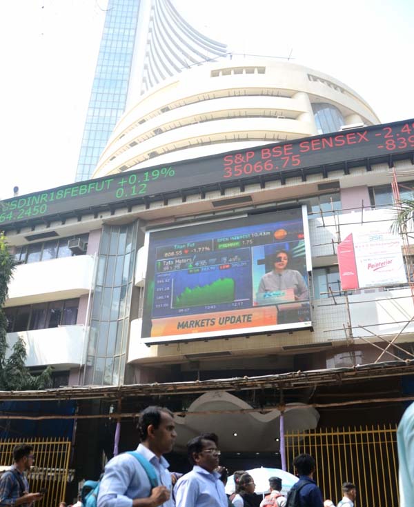 पांच राज्यों के चुनाव में भाजपा की करारी हार की आशंका से शेयर बाजारों में हाहाकार, सेंसेक्स 586 अंक गिरा