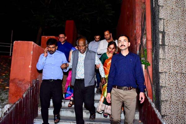 राहत इन्दौरी की गज़लें फिसलती नहीं थीं अपितु कील की तरह ठुकती थीं