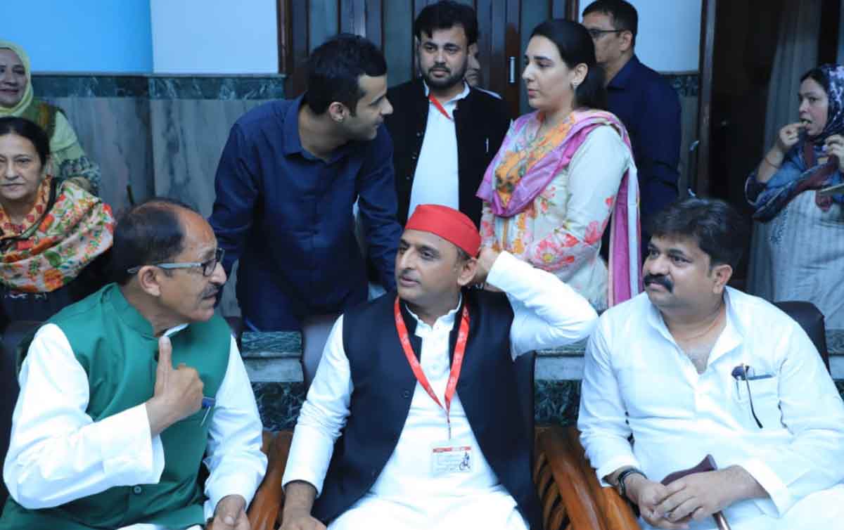 रामपुर में अखिलेश यादव के साथ रहे पूर्व विधायक आबिद रजा, बदायूँ की राजनीति में प्याली में तूफान