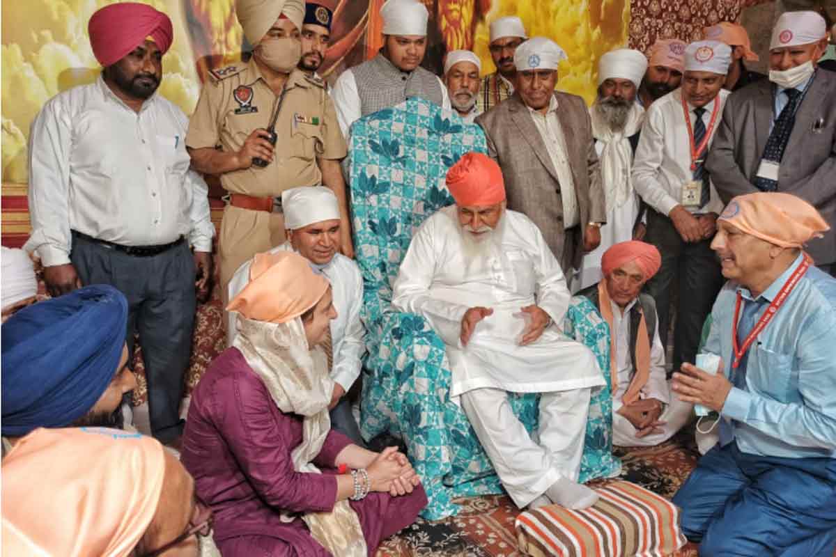 प्रियंका गांधी पहुंची काशी, पैदल चल रविदास मंदिर में मत्था टेका