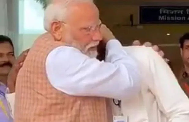 अरे भक्तों, मोदी को असफल कह कौन रहा है ?