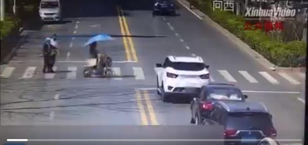 मर्मस्पर्शी : ऐसा भारत में नहीं हो सकता ! देखें वीडियो