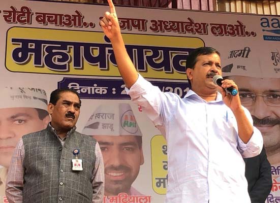 आप नेता आशुतोष ने भी माँगी आज़ादी, पार्टी से दिया इस्तीफा