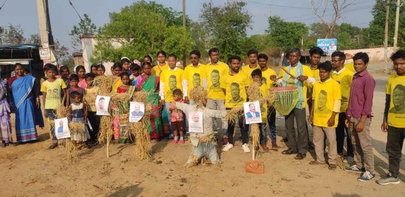 आदिवासियों ने मोदी-शाह-नड्डा-भागवत और बाबूलाल मरांडी का पुतला फूंका