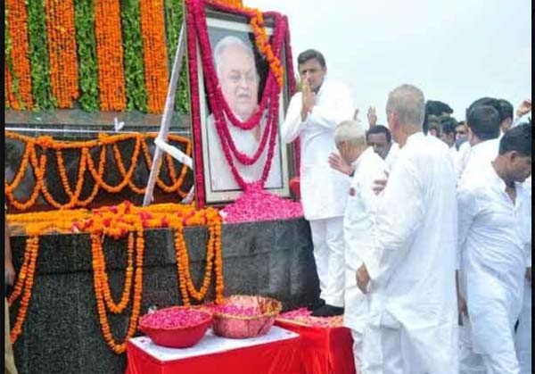 समाजवादी आन्दोलन व चिंतन की  पाठशाला  है  छोटे लोहिया जनेश्वर मिश्र