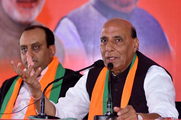 अच्छे दिन : पुलिस जवानों ने राजनाथ सिंह को गार्ड ऑफ ऑनर देने से किया इनकार