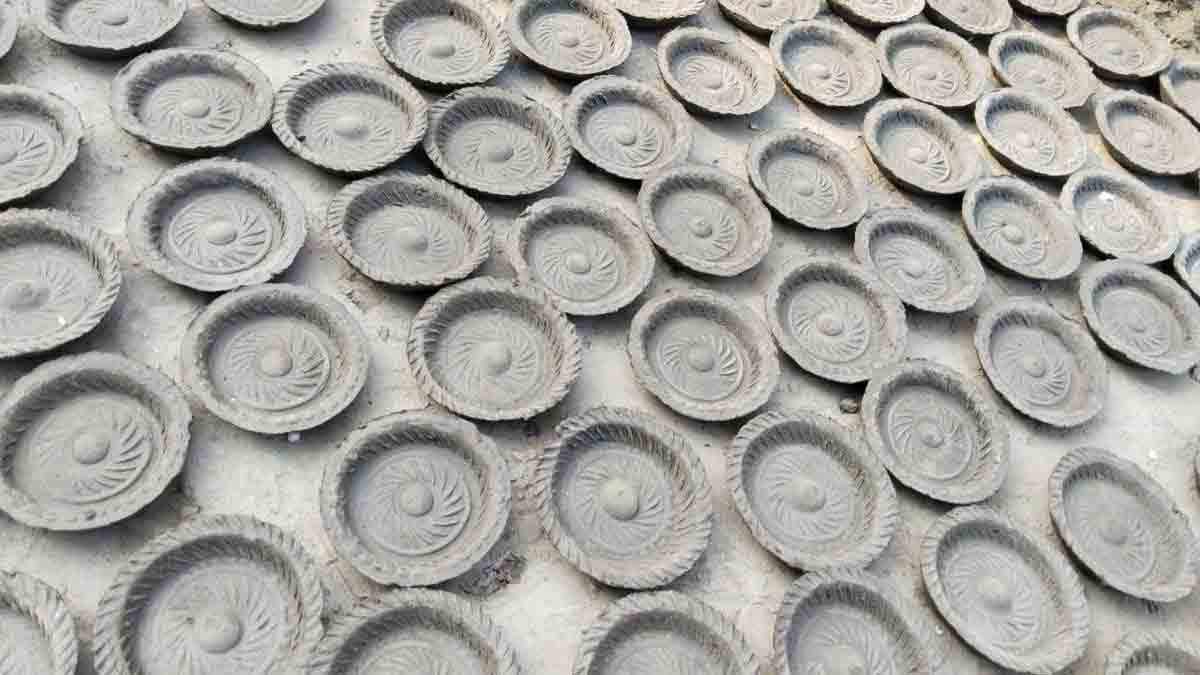 विकास के दौर में भी मिट्टी के दीयों की महत्ता कम नहीं हुई है