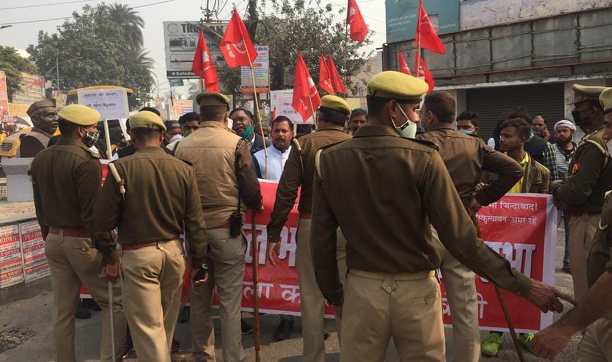 चंद इजारेदारों के कदमों में, नहीं देख सकते हम बंधक, अपने देश की संसद और सरकार