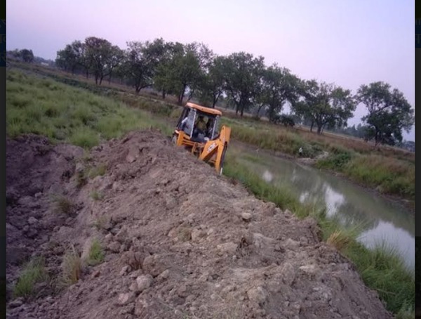 आजमगढ़ में प्रवासी मजदूर द्वारा जेसीबी से खुदाई का सवाल उठाने पर प्रधान ने दर्ज कराया रंगदारी का मुकदमा, रिहाई मंच ने जिलाधिकारी से की कार्रवाई की मांग