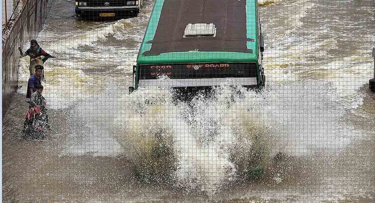 बेंगलुरू की बाढ़ : विशेषज्ञ बोले यह प्रकृति की छाती पर शहरीकरण के नाच का नतीजा