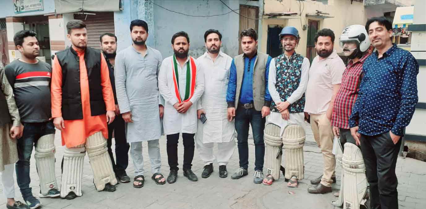 पत्रकारों को अखिलेश यादव की पिटाई से बचाने के लिए रामपुर में अल्पसंख्यक कांग्रेस ने बांटे हेलमेट और पैड