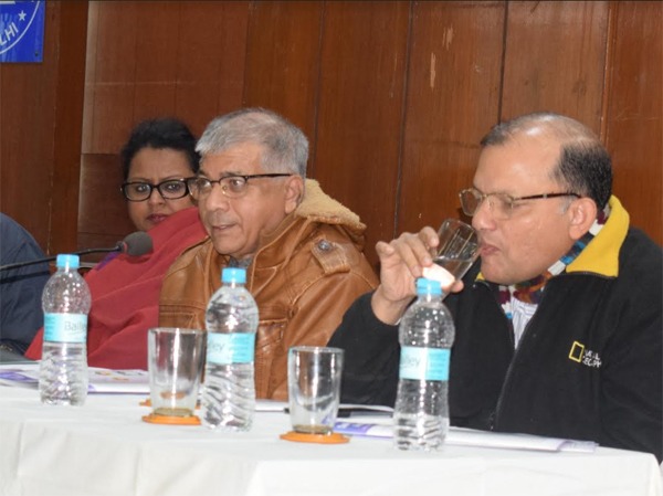 प्रकाश अंबेडकर ने सरकार से पूछा - प्रवासी मजदूर किराए के लिए पैसे कहाँ से लायेंगे ?