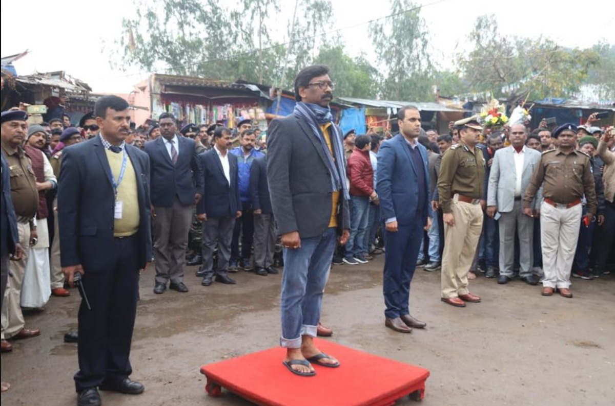 एक आदिवासी की लाश थाने में दो दिन से पड़ी हुई है, आप चुप क्यों हैं मिस्टर सीएम हेमंत सोरेन??