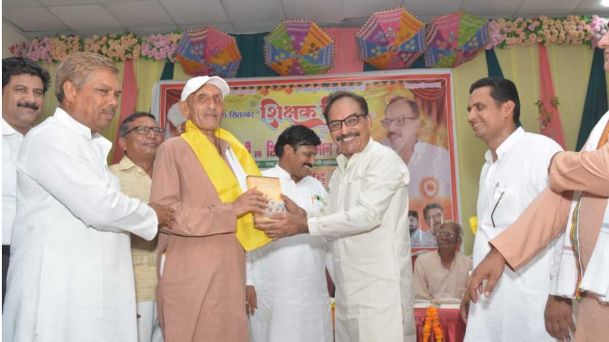 राष्ट्र निर्माण में शिक्षकों की भूमिका अहम - डॉ राकेश सिंह राना राष्ट्र निर्माण में शिक्षकों की भूमिका अहम - डॉ राकेश सिंह राना