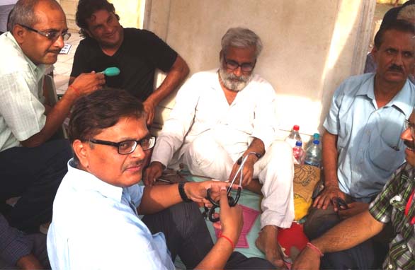 सरकारी विद्यालयों में पढ़ाई की दुर्दशा पर गीता गांधी : नीति आलोचना की आड़ में निजी हित !