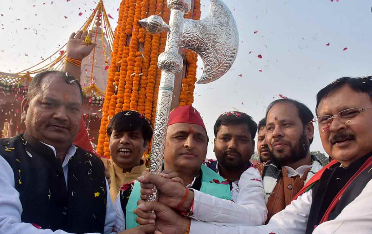 परिवार के साथ संगठन में भी घिरते जा रहे हैं अखिलेश यादव!