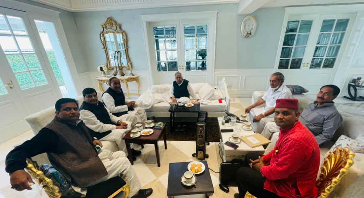 लोहिया ट्रस्ट की बैठक : शामिल हुए यादव, यादव और यादव जी, साथ में एक मिश्रा जी भी