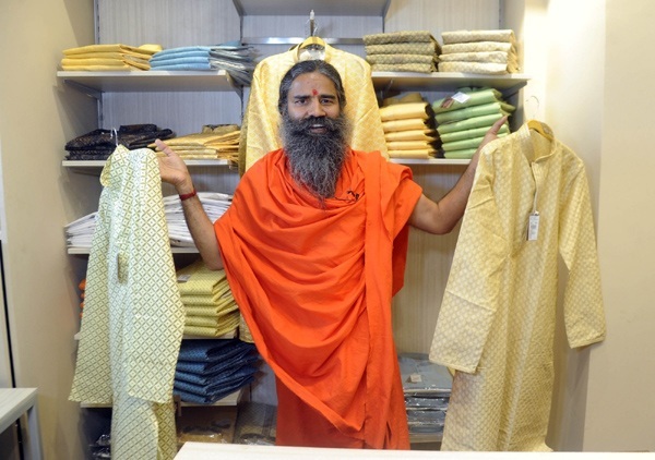 रामदेव को जमीन देने के लिए आदिवासियों को उजाड़ता कथित वीडियो हो गया वायरल