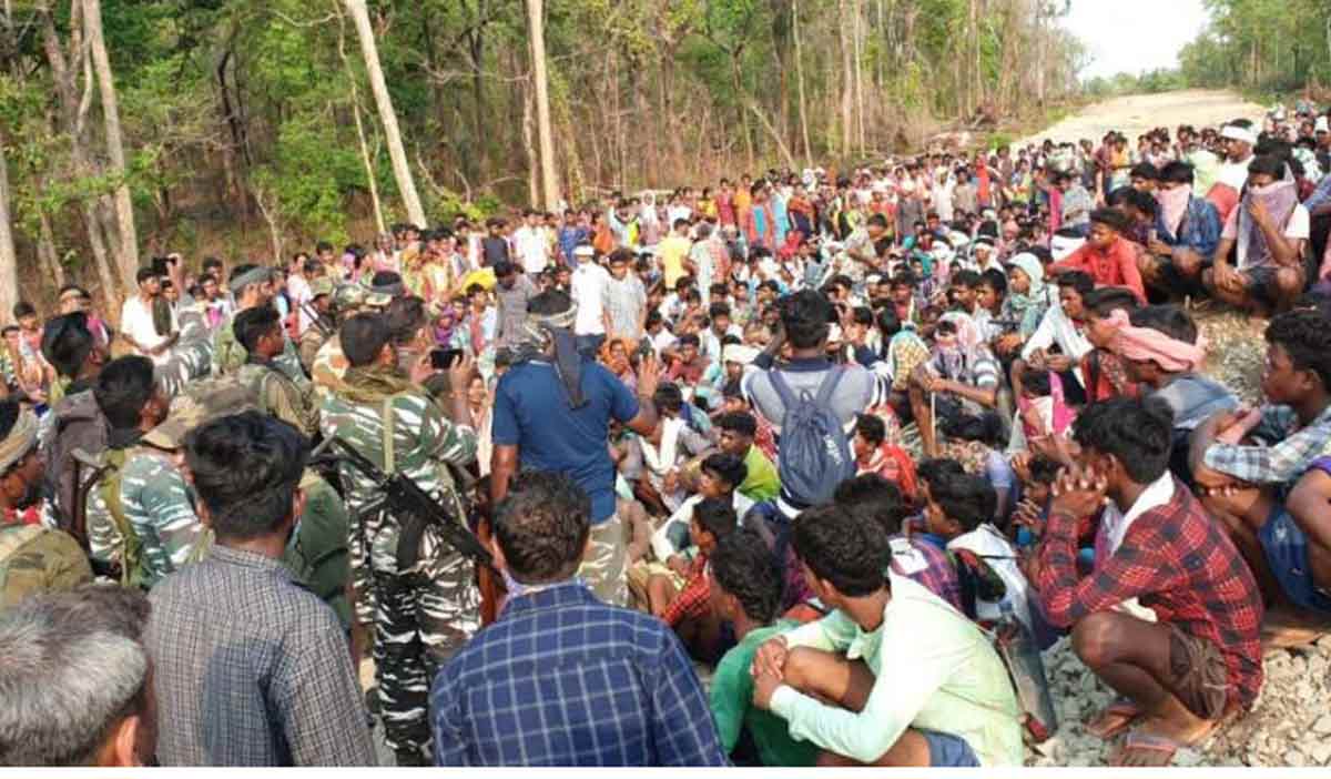 बस्तर के आदिवासियों पर गोली चालन की निंदा