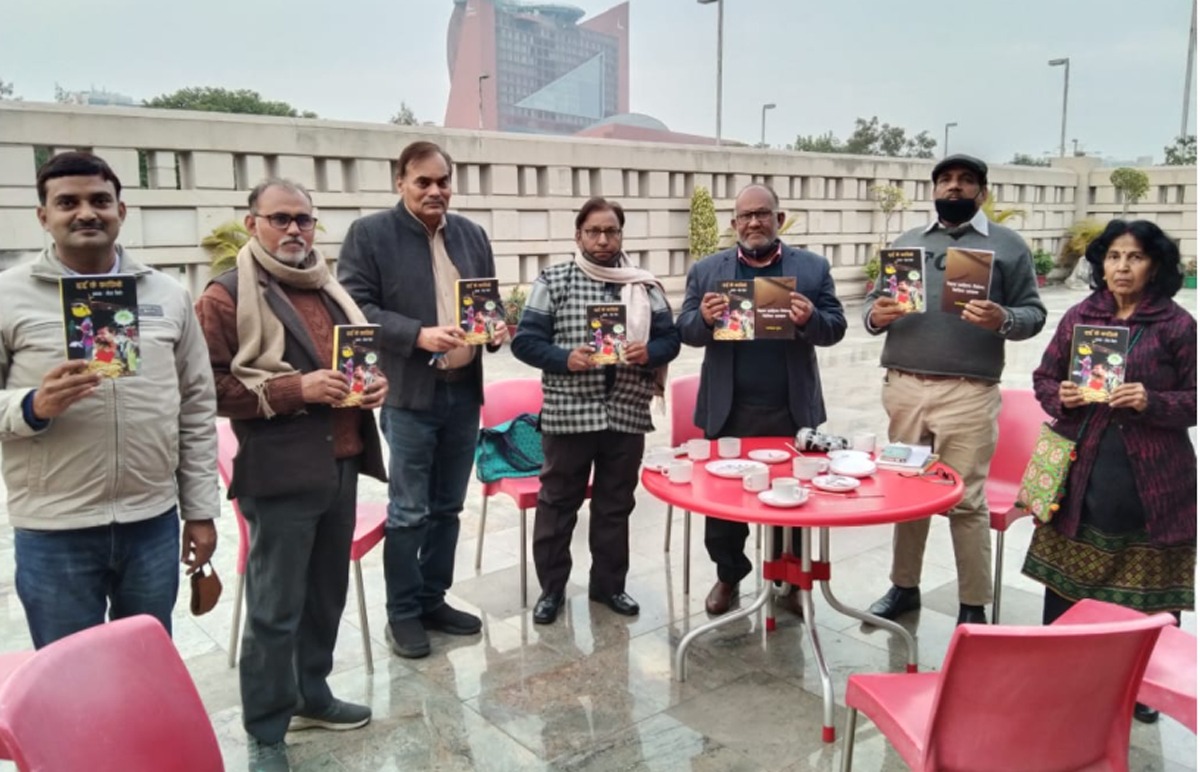 कांप उठी हैं महाशक्तियां/ कि अब ताबूत कम पड़ गए हैं/ कब्रगाहों में जगह नहीं बची है