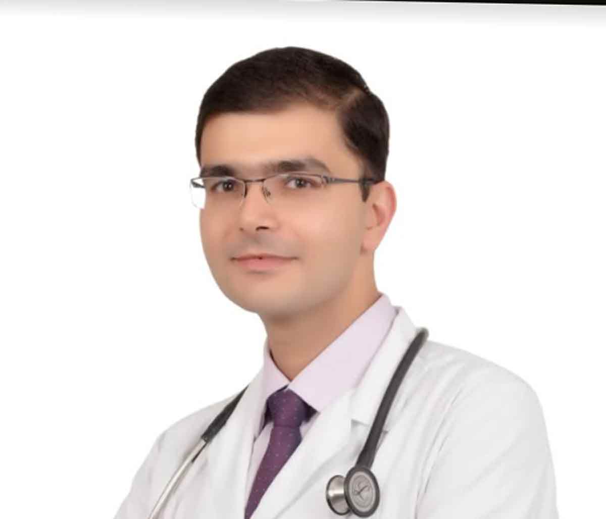 यशोदा सुपर स्पेशलिटी हॉस्पिटल के वरिष्ठ श्वांस रोग, फेफड़ा रोग  एवं कोरोना रोग विशेषज्ञ डॉक्टर अर्जुन खन्ना