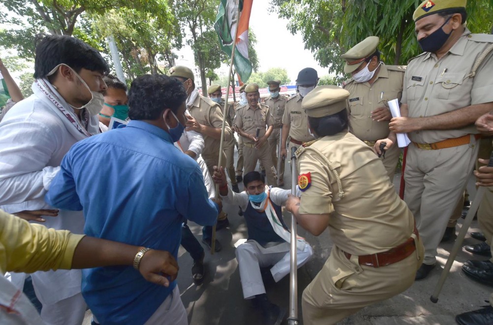 प्रदेश कांग्रेस अध्यक्ष की रिहाई के लिए सड़क पर उतरे कांग्रेसी, हजारों कार्यकर्ता व नेताओं को किया गया गिरफ्तार
