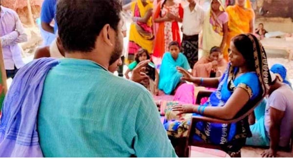 आज़मगढ़, सरायमीर के हाजीपुर में दलितों पर हुए हमले के बाद रिहाई मंच ने पीड़ितों से की मुलाक़ात