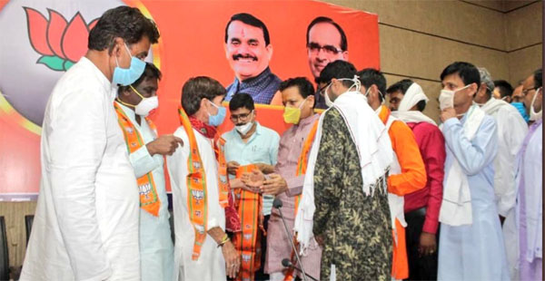 मप्र में भाजपा कार्यालय में मोदीजी के आदेश “दो गज की दूरी” की उड़ीं धज्जियां, कमलनाथ ने पूछा- नियम सिर्फ गरीबों के लिये है क्या मोदी जी?