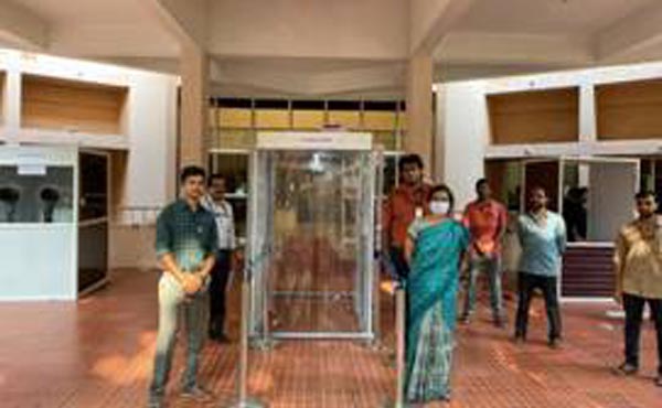 वैज्ञानिकों ने बनाया कोविड-19 से लड़ने के लिए कीटाणुशोधन गेटवे और मास्‍क निपटान बिन (डब्‍बा)