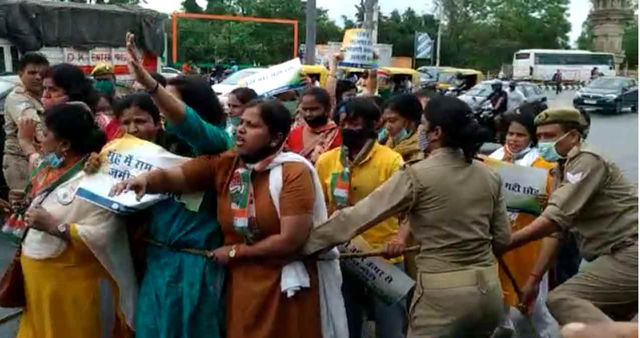 राममंदिर चंदा घोटाला महिला कांग्रेस ने मुख्यमंत्री आवास को घेरा, चंदा चोर-गद्दी छोड़ के लगाए जबर्दस्त नारे