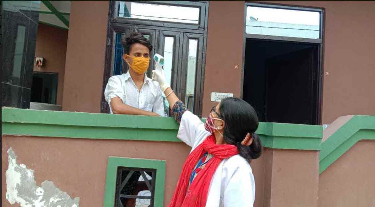 कोरोना से कराह रहे गांव