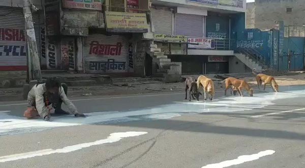 क्या अब भूख ने कोरोना के डर को मार दिया है ? वो परिस्थितियों से घायल हैं भिखारी नहीं !