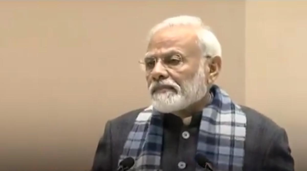 मोदी ने दिल्ली में खाया लिट्टी-चोखा, तीर चले बिहार से