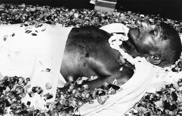 गोडसे का महिमामंडन और गांधी का कद छोटा करने की दक्षिणपंथी कवायद