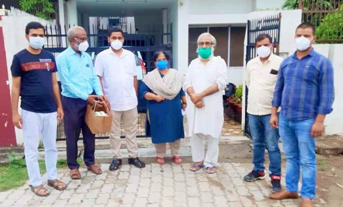 इंडिया अगेंस्ट कोरोना ने आजमगढ़ के लिए मास्क, पीपीई किट और सोशलिस्ट पार्टी ने संजरपुर को ऑक्सीजन कंसंट्रेटर दिया