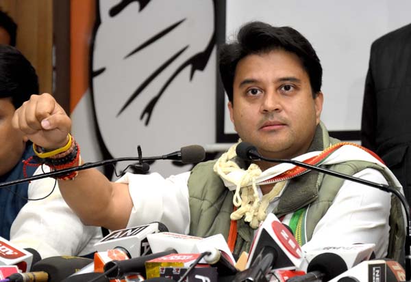 दलबदल कराने में हमेशा रही है सिंधिया परिवार की प्रमुख भूमिका