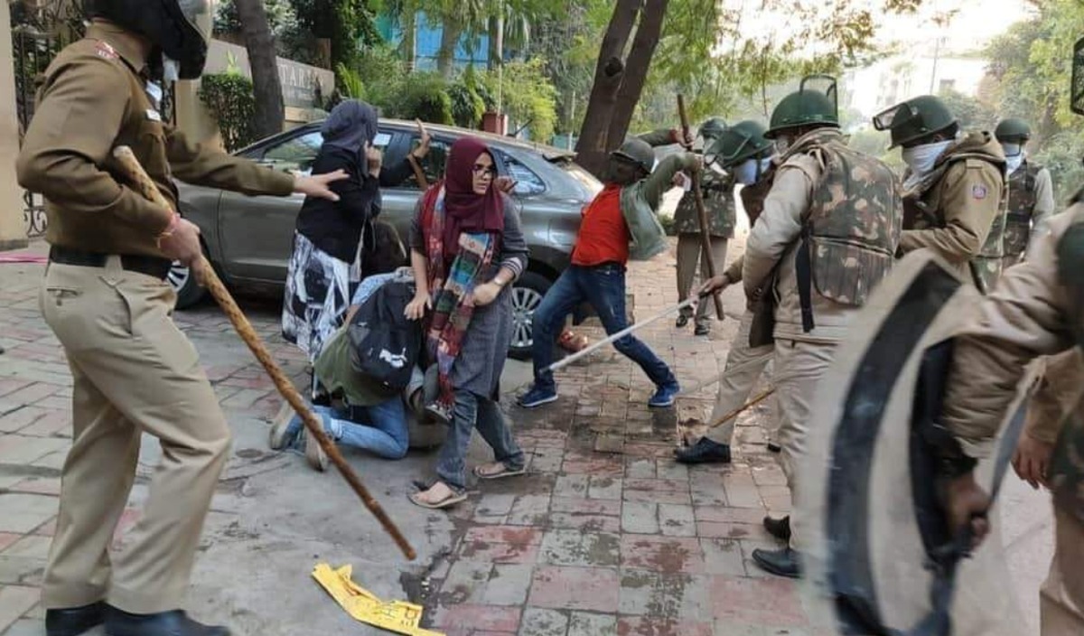 लाइब्रेरी में लहू बहाती लाठी