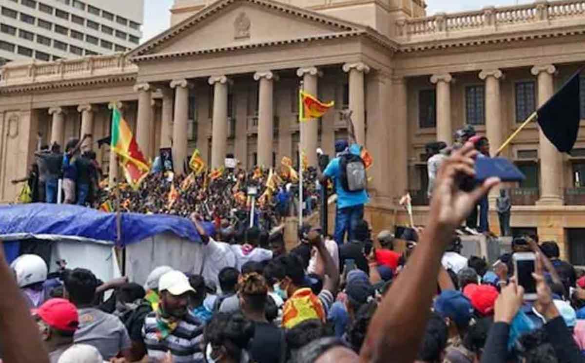 आ गई जनता और सिंहासन खाली हो गया : श्रीलंका में दुनिया ने सच होते देखा