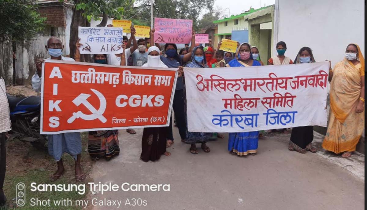 कृषि विरोधी कानूनों के खिलाफ छत्तीसगढ़ में हुए कई स्थानों पर हुए प्रदर्शन, मोदी सरकार का हुआ पुतला दहन