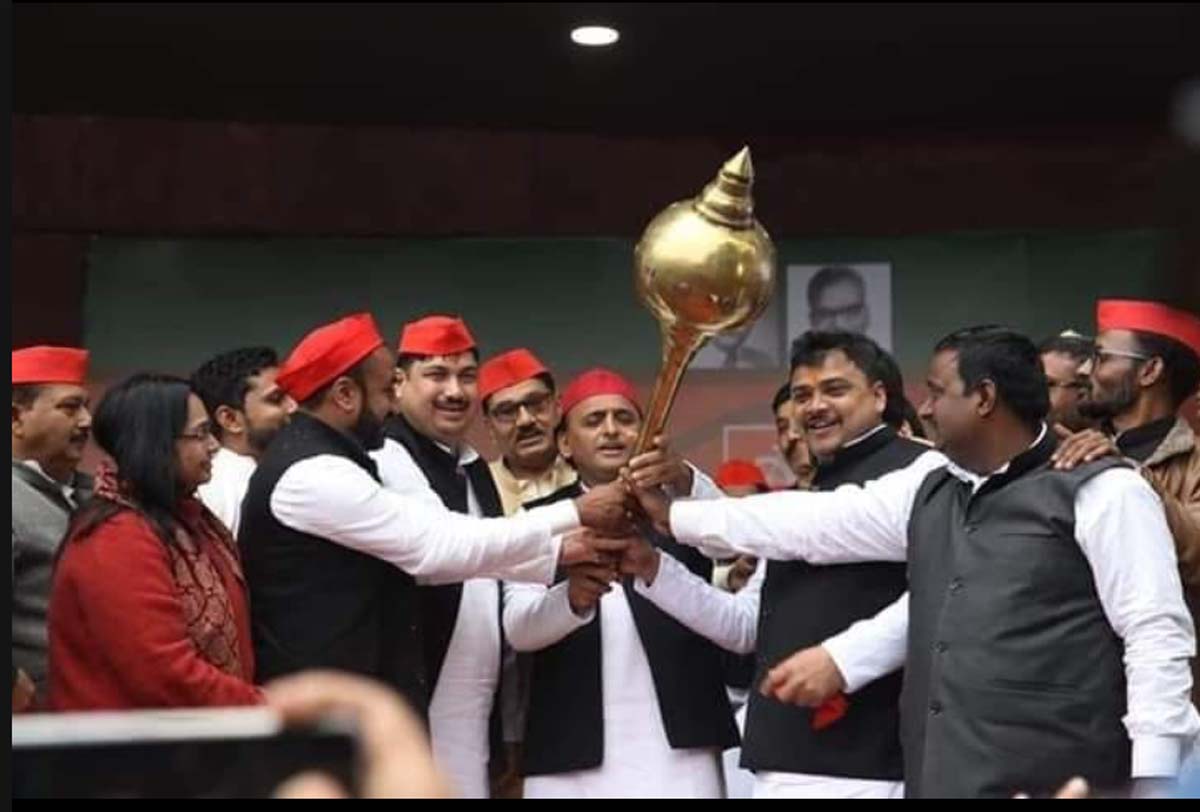 हिन्दुत्व के दायरे में अपना खोया ’स्पेस’ तलाशती सपा !