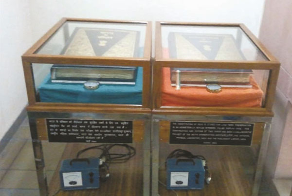 नाइट्रोजन युक्त वातावरण में संरक्षित भारत का हस्तलिखित संविधान