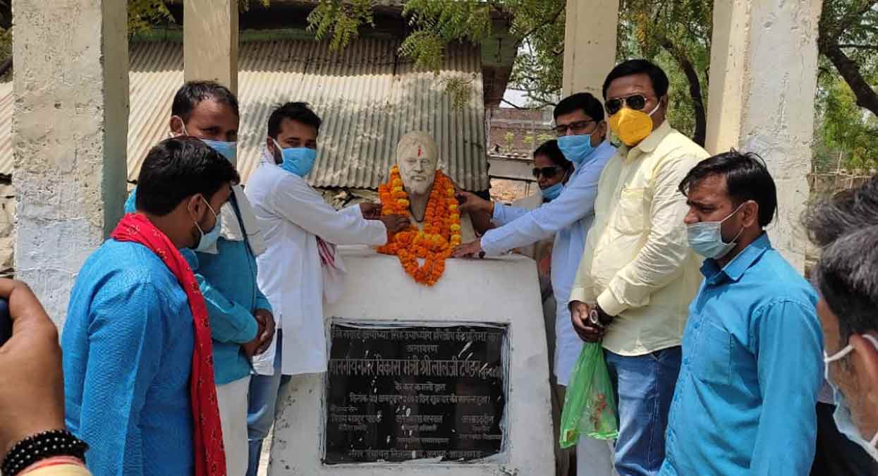 हरिऔध जयंती : जन्मस्थली पहुंच अनिल यादव ने किया पुष्पांजलि अर्पित